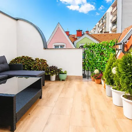 Heart Of With Terrace & Old Town View Daire *